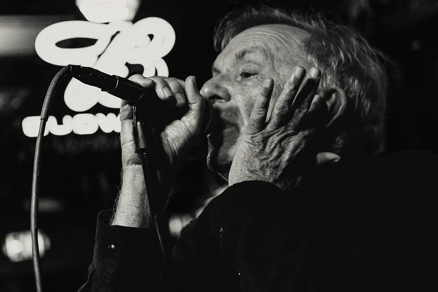 Jeff Wolfe performing at the Maui Sugar Mill
